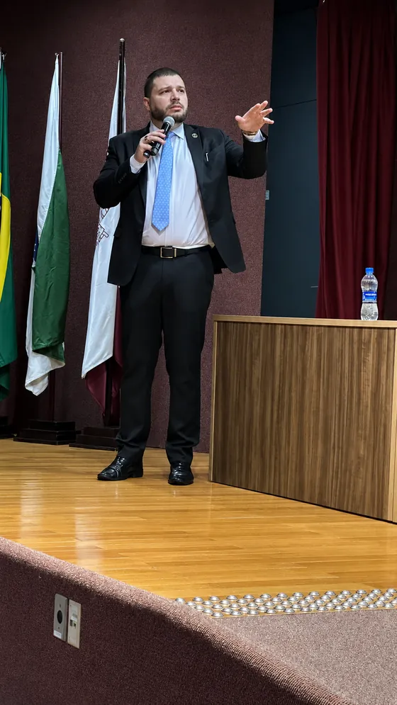 Marcelo Jacomossi ministrando palestra jurídica
